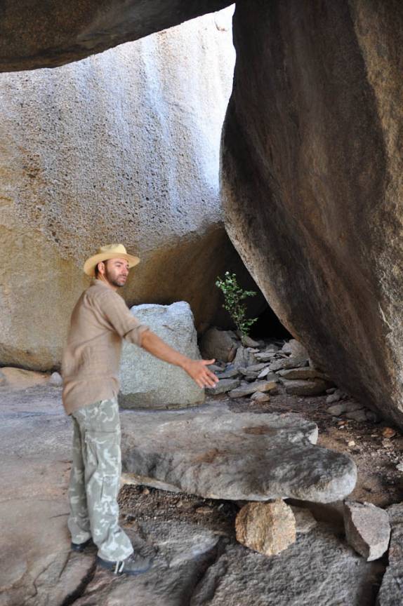 Mesa cerimonial (sacrifícios humanos?) em toca no Lajedo Sítio Bravo, na região de Cabaceiras - PB